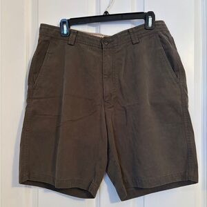 Tommy Bahama Men's Olive Colored Flat Front Shorts.  Size 33. Pockets.